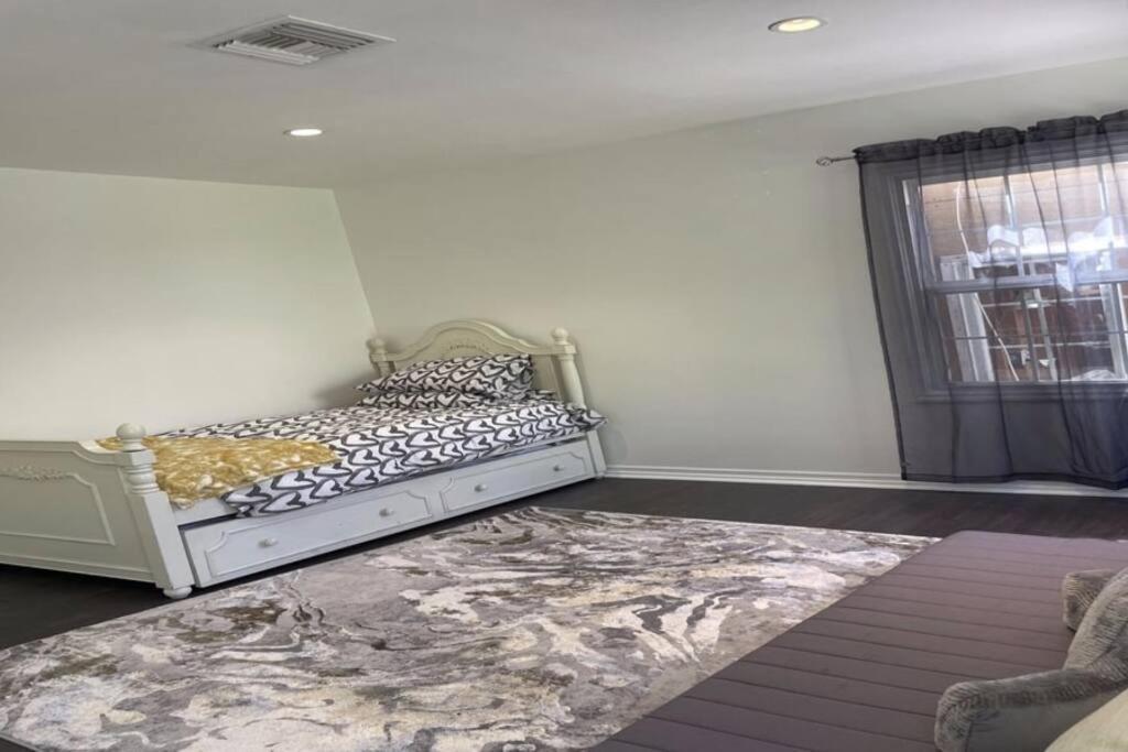 5 Bedroom House In Beverly Hills